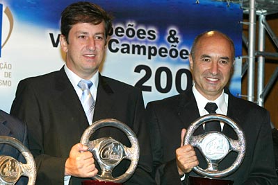 A dupla Pietro Barbanera (a direita) e Glauber Fontoura, da Equipe GP Corse, durante a cerimônia de premiação da Confederação Brasileira de Automobilismo/CBA. Foto: Donizetti Castilho